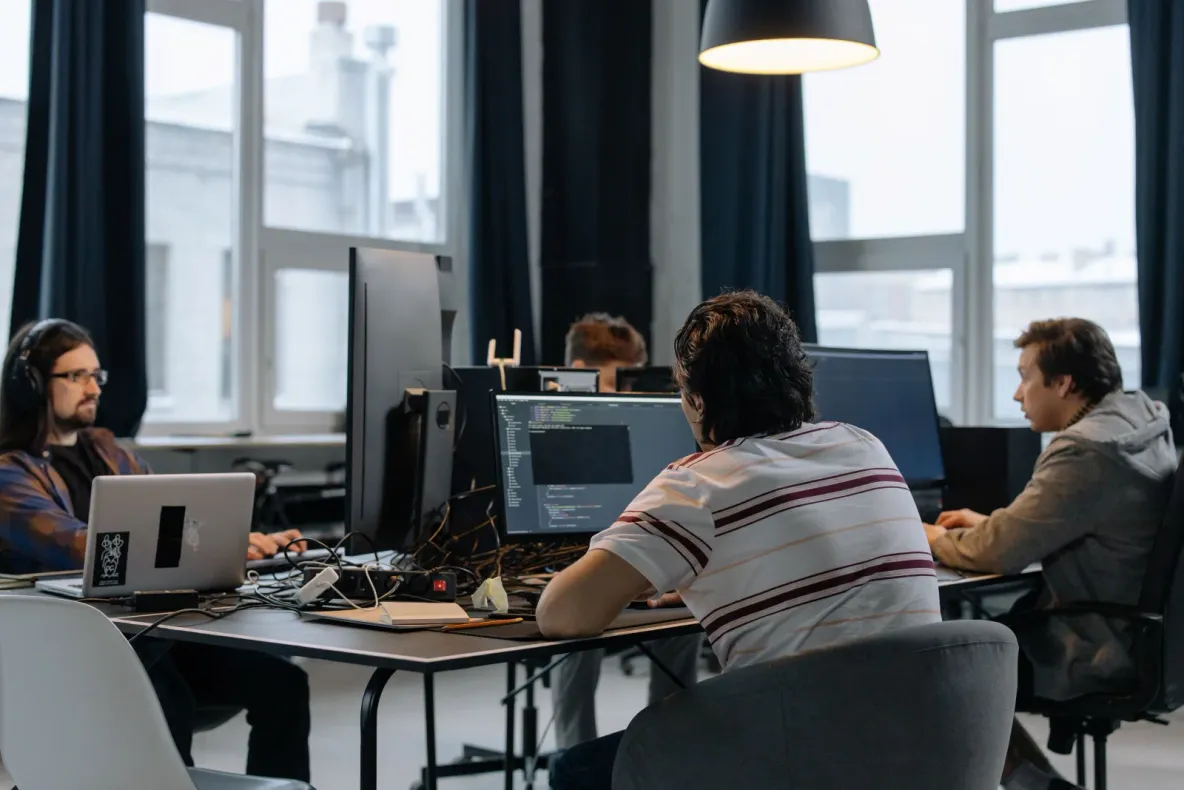 Hoe wij met AI bouwen: architectuur en flexibiliteit boven toetsaanslagen
